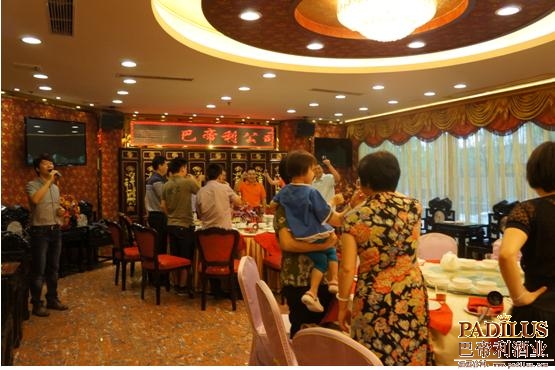 巴帝利葡萄酒连锁机构首席培训师蔡先生（Kent）现场演讲红酒知识