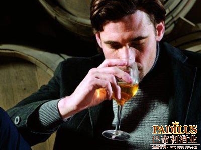 男人喝点酒会使思维更敏锐