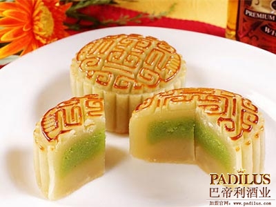 月饼配红酒：雷司令葡萄酒+莲蓉月饼