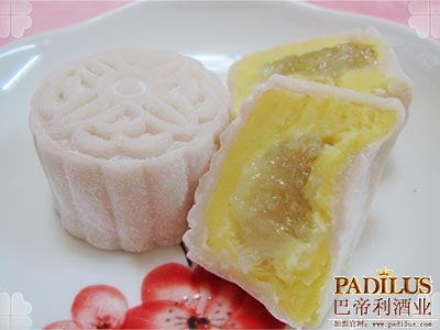 月饼配红酒：霞多丽葡萄酒+燕窝、鱼翅月饼
